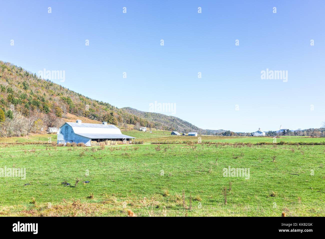 La Virginie de l'Ouest rural paysage avec le radiotélescope de Green Bank et distance campagne agricole à l'automne Banque D'Images