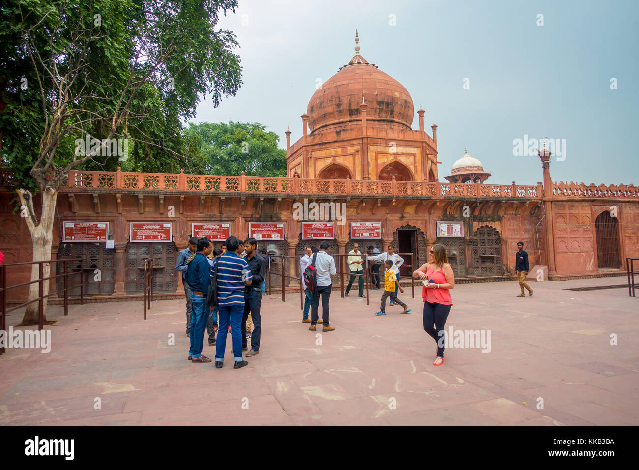 Agra, Inde - le 19 septembre 2017 : des personnes non identifiées, marcher autour et en attente dans la queue pour acheter des billets d'entrée pour le Taj Mahal à Agra en Inde ville Banque D'Images