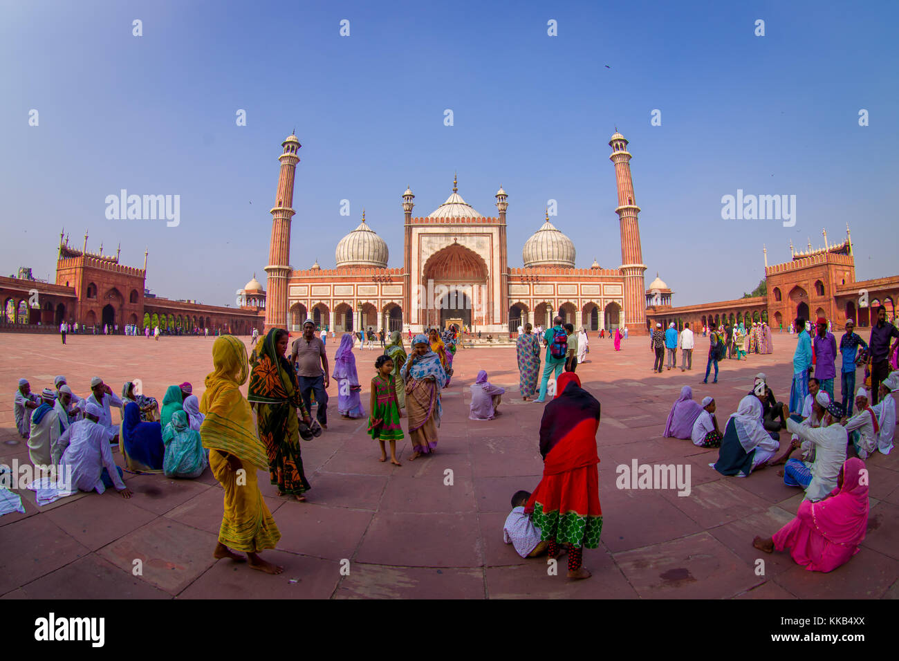 Delhi, Inde - le 27 septembre 2017 : foule de personnes à pied en face d'un merveilleux temple Jama Masjid, c'est la plus grande mosquée musulmane en Inde. Delhi, Inde, effet oeil de poisson Banque D'Images