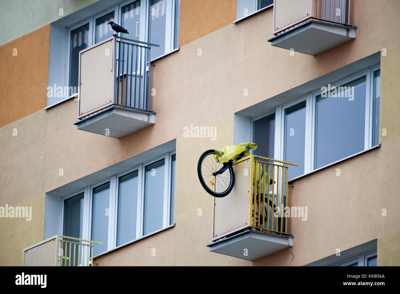 Un vélo sur l'immobilier résidentiel Balcon à Gdynia, Pologne. 28 novembre 2017 © Wojciech Strozyk / Alamy Stock Photo Banque D'Images