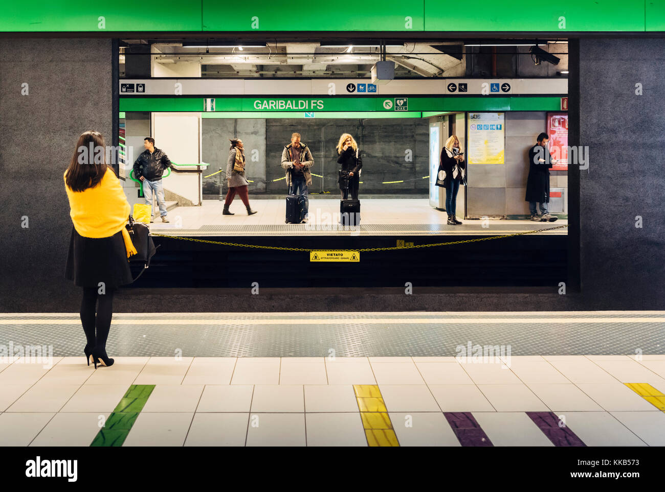 milan, Italie - 29 novembre 2017 : à l'intérieur de la station de métro Porta Garibaldi (M2), femme italienne en talons hauts attendant à côté du quai Banque D'Images