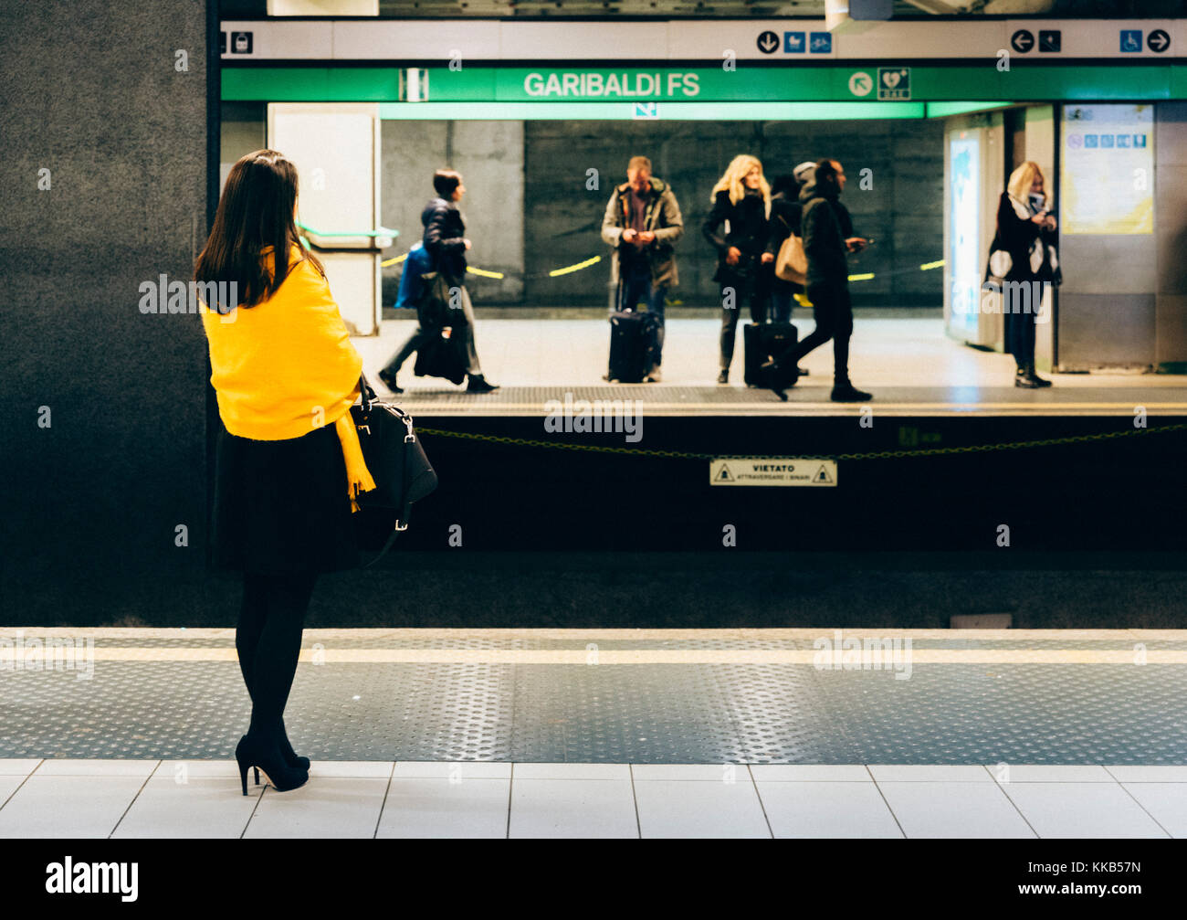 milan, Italie - 29 novembre 2017 : à l'intérieur de la station de métro Porta Garibaldi (M2), femme italienne en talons hauts attendant à côté du quai Banque D'Images