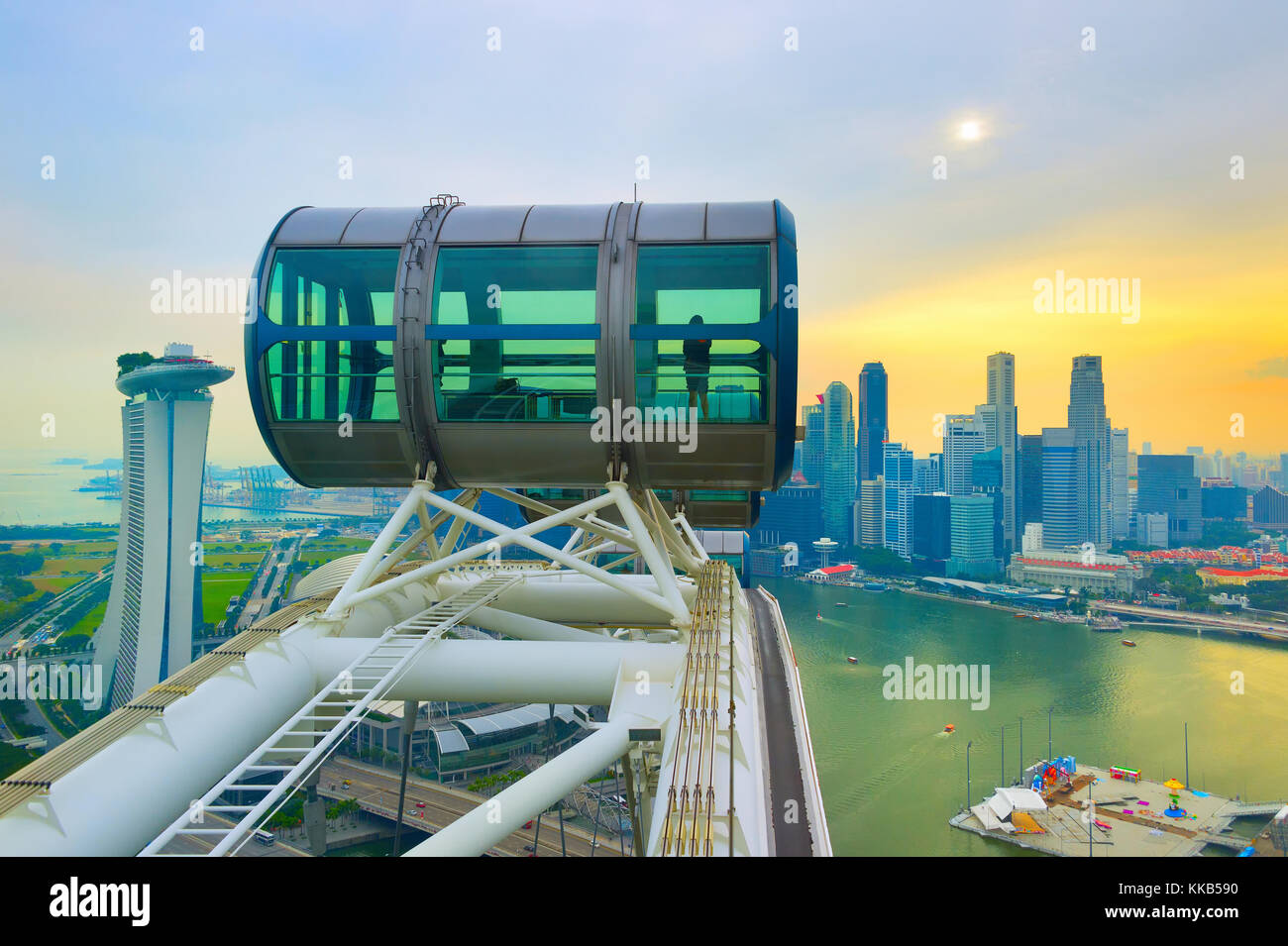 Skyline de Singapour, Singapore Flyer en premier plan Banque D'Images