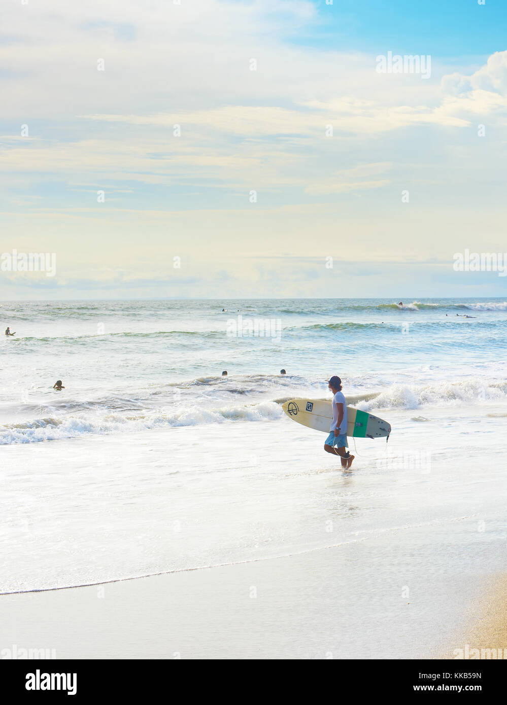 CANGGU, ÎLE DE BALI, INDONÉSIE - 19 janvier 2017 : surfeur qui va surfer dans l'océan. L'île de Bali est l'une des meilleures destinations de surf au monde Banque D'Images