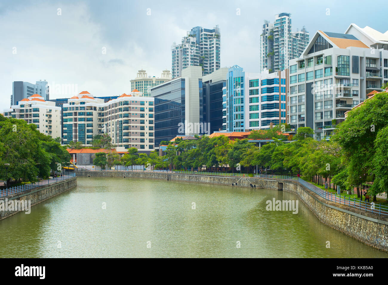 Architecture de Singapour près de la rivière dans la journée Banque D'Images