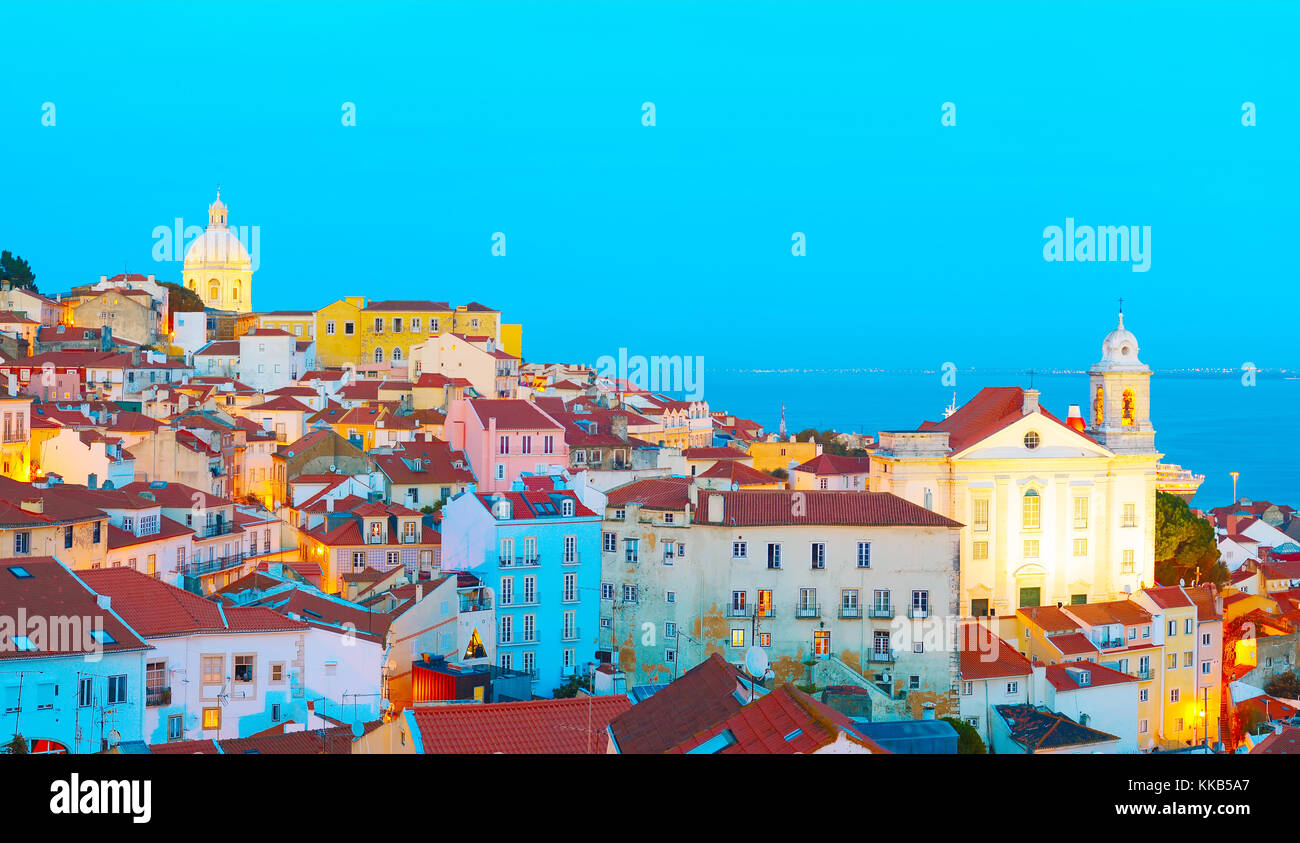 Des toits de la vieille ville de Lisbonne portugal au crépuscule. Banque D'Images