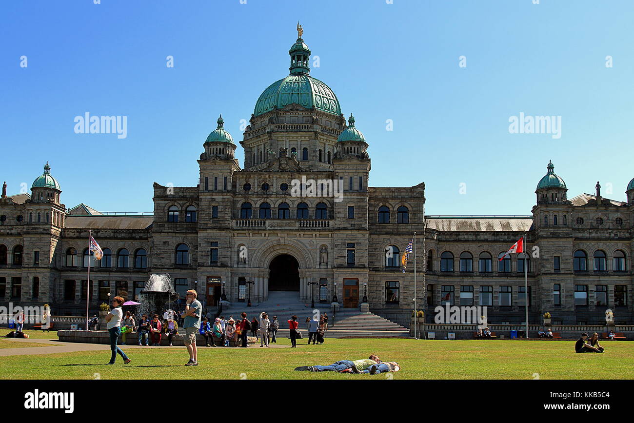 Victoria, Canada. Les gens profitent de la journée ensoleillée devant l'Assemblée législative. Banque D'Images