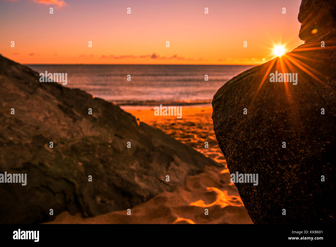 Belle plage arrière-plan avec le lever de soleil derrière les rochers. belles couleurs, doux matin Banque D'Images