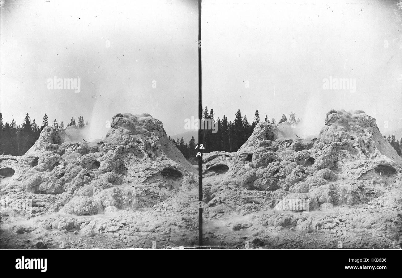 Stéréographe montrant Castle Geyser dans le bassin supérieur de Geyser, parc national de Yellowstone, Wyoming. Image avec l'aimable autorisation de USGS. 1872. Banque D'Images