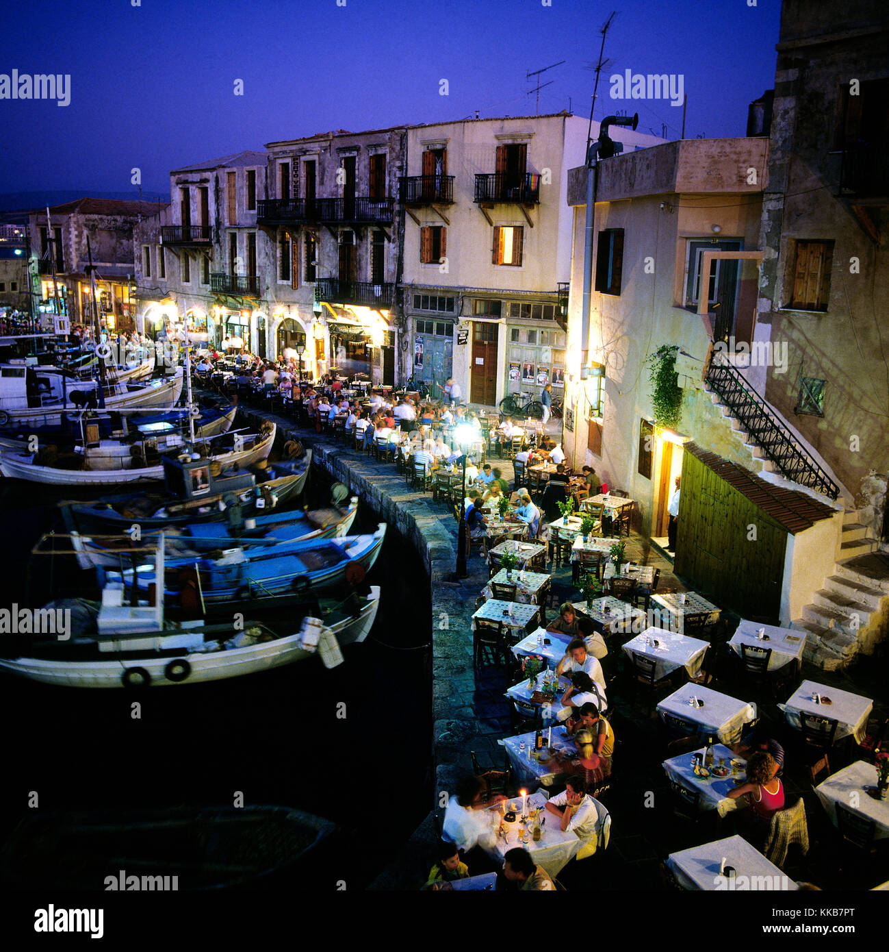 Crète Rethymnon Port Vénitien, manger dehors sur une chaude nuit d'été Banque D'Images