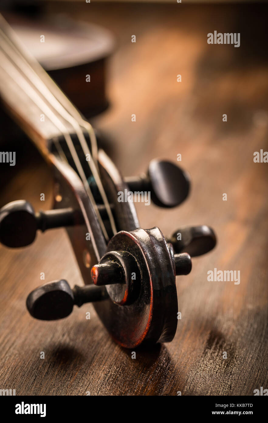 En violon vintage style sur fond de bois Banque D'Images