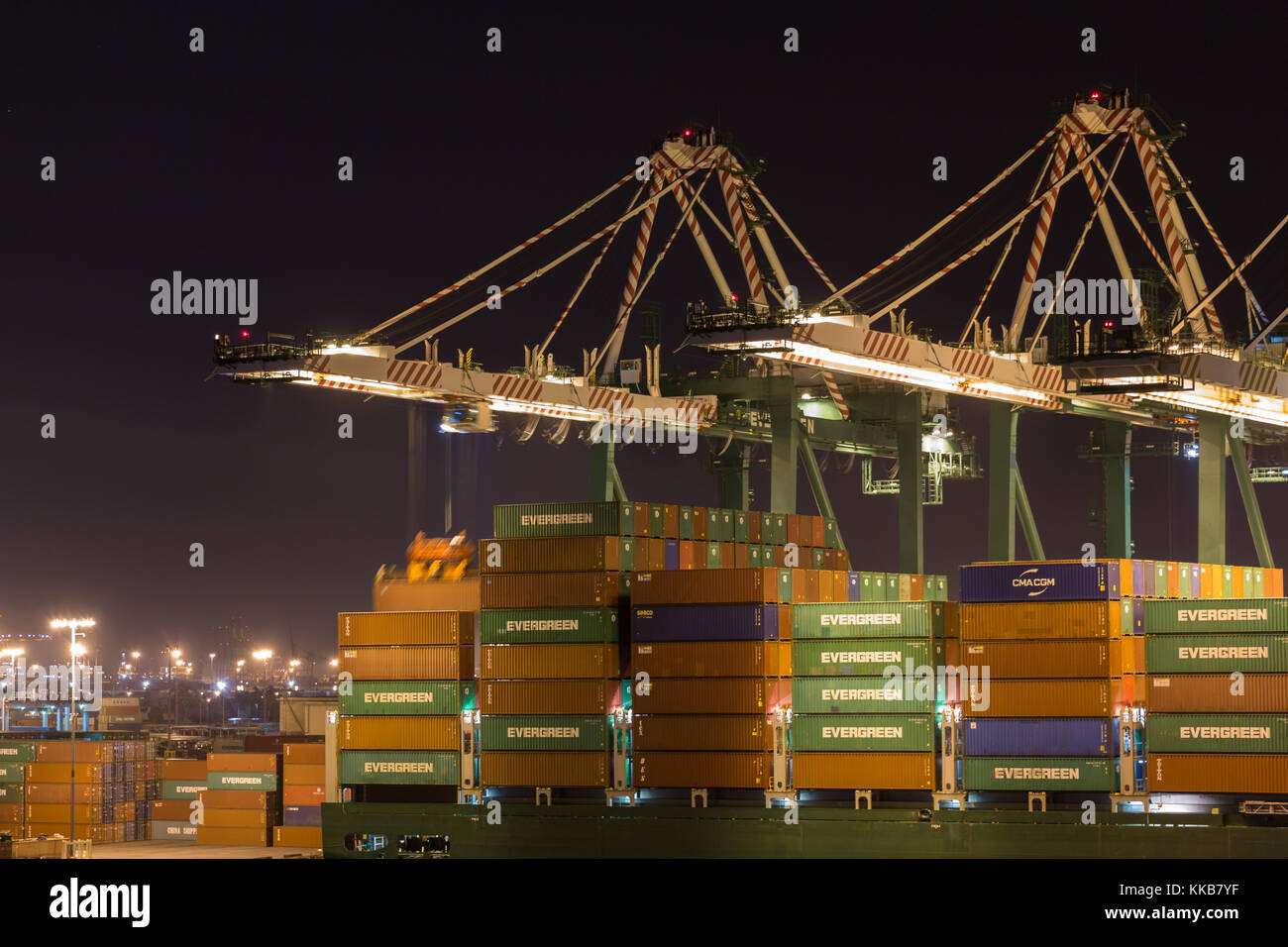 San Pedro, Los Angeles, Californie, USA - 20 septembre 2017 : les grues du port de chargement et de déchargement des conteneurs d'expédition de nuit à port de Los Angele Banque D'Images