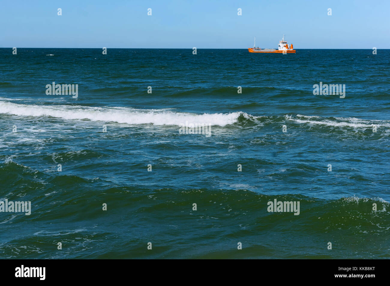 Les vagues de la mer sur la plage, une tempête en mer Baltique Banque D'Images