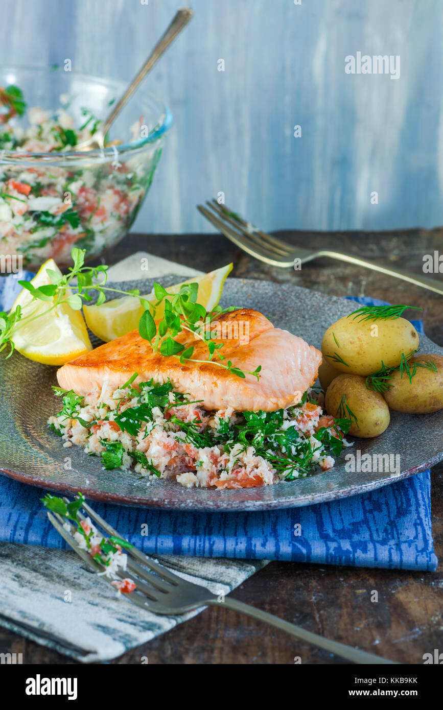 Filet de saumon avec salsa de crabe et de pommes de terre. boild garni d'une tranche de citron Banque D'Images