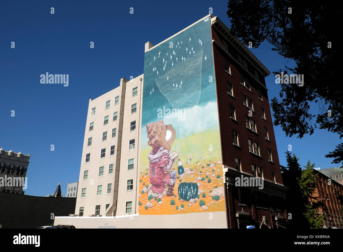 Fresque murale d'art de rue surréaliste sur le côté du bâtiment représentant la figure avec la tête de coquillages peignant le ciel avec des étoiles à Portland Oregon USA KATHY DEWITT Banque D'Images