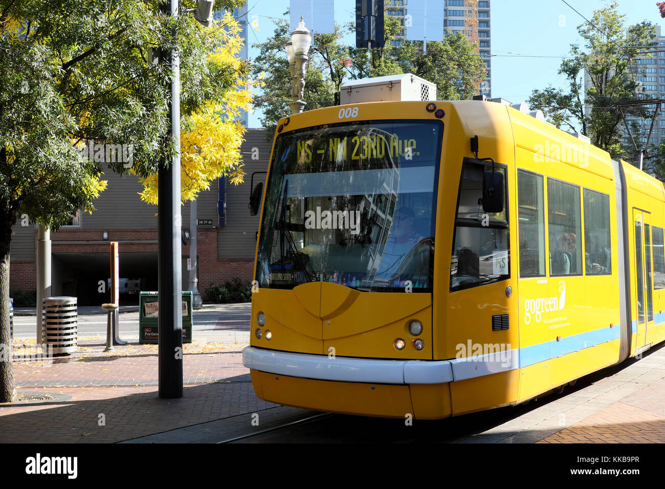 Yellow 23rd Avenue transport public tramway à Portland, Oregon États-Unis KATHY DEWITT Banque D'Images