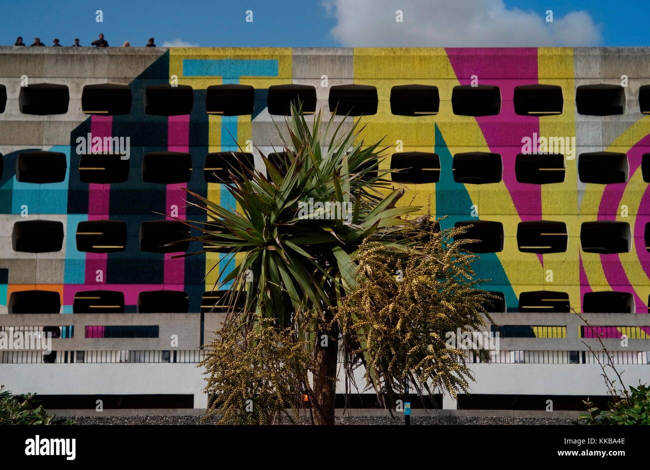 AJAXNETPHOTO. 2017. WORTHING, ANGLETERRE - SPACE SAVER - GRAFTON PLUSIEURS ÉTAGES DANS LA VILLE APRÈS LA PEINTURE DE FAÇADE. PHOTO:JONATHAN EASTLAND/AJAX REF:GXR172708 6768 Banque D'Images