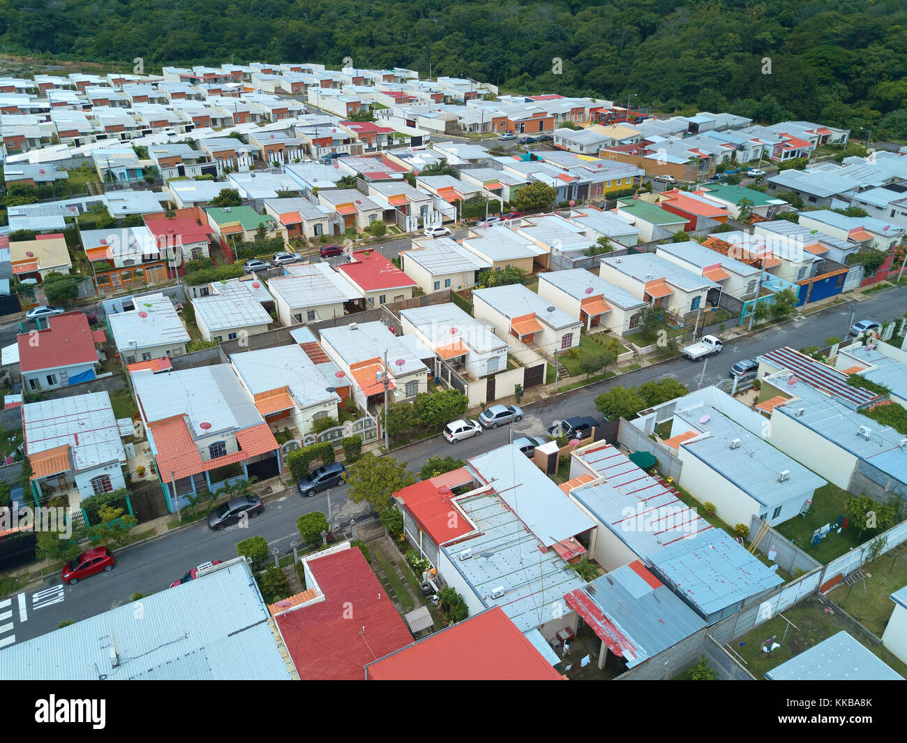 Maisons Appartements dans un quartier résidentiel au-dessus de drone view Banque D'Images