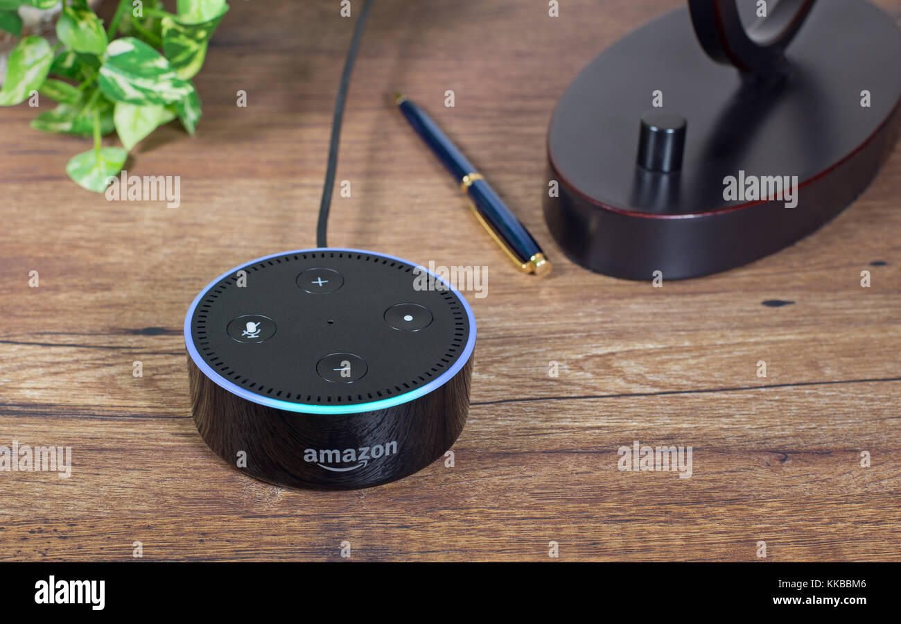 Amazon ECHO dot, un appareil à commande vocale mains libres qui se connecte au service vocal Alexa Banque D'Images