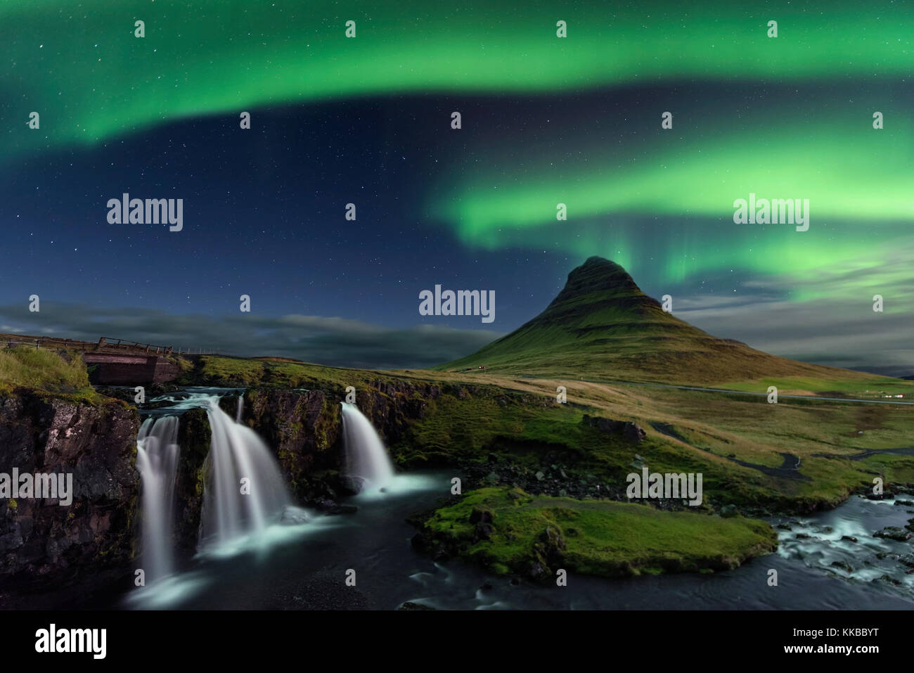 La lumière du nord à la montagne kirkjufell islande. paysage de cascade, kirkjufellsfoss avec bandes vertes d'aurora borealis. snaefellnes. Banque D'Images