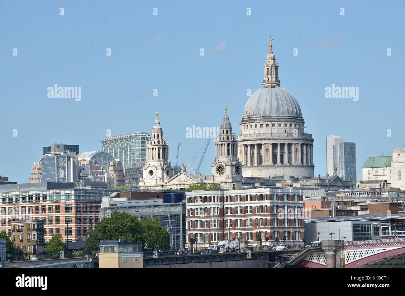 Promenade le long de la rive sud de la Tamise à Londres, la plupart des domaine passionnant ce côté de la rivière avec des vues et des amuseurs publics. Banque D'Images