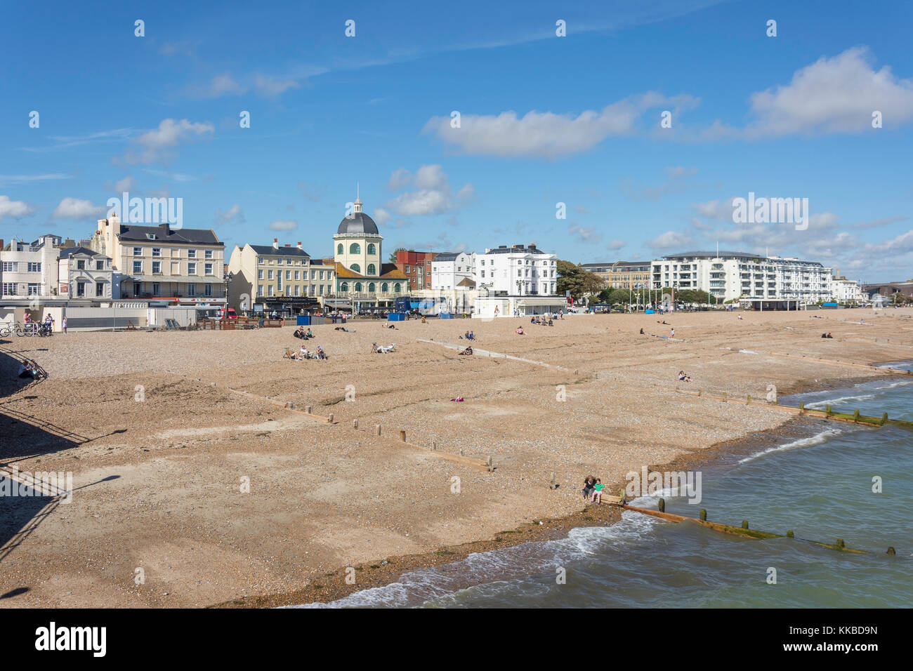 Plage et de la promenade à partir de la jetée de Worthing, Worthing, West Sussex, Angleterre, Royaume-Uni Banque D'Images