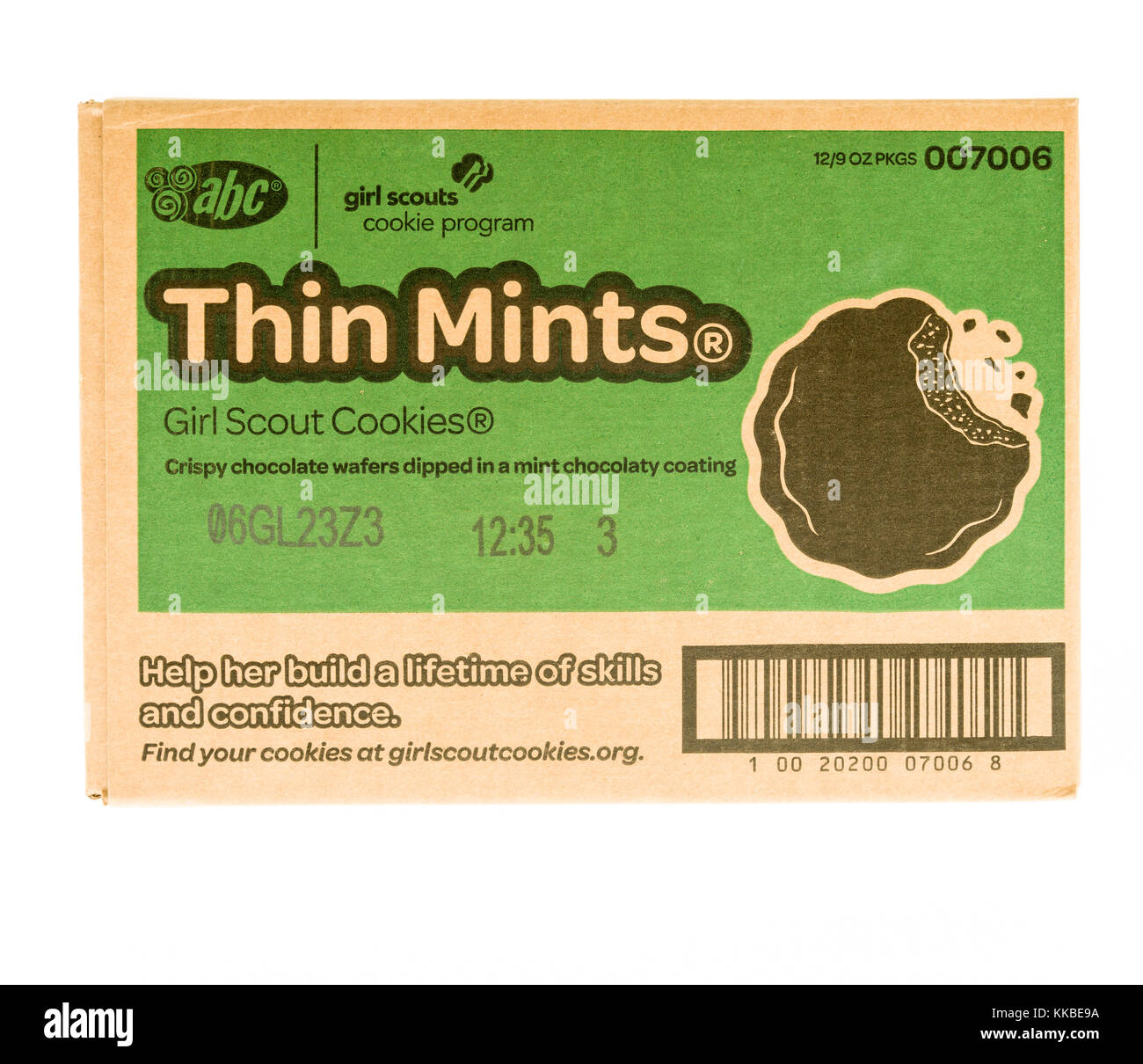 Winneconne, WI - 20 novembre 2017 : un cas de cookies scouts de fille de Thin Mints sur un fond isolé. Banque D'Images