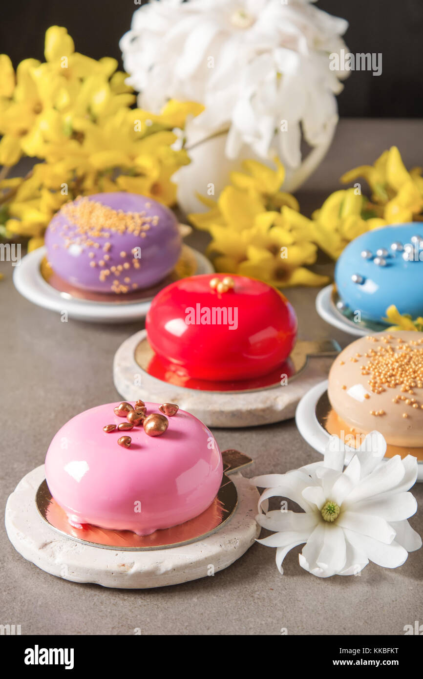 Gateau Mousse A La Mode Avec Un Glacage Miroir Decore De Fleurs De Printemps Arriere Plan Sombre Photo Stock Alamy