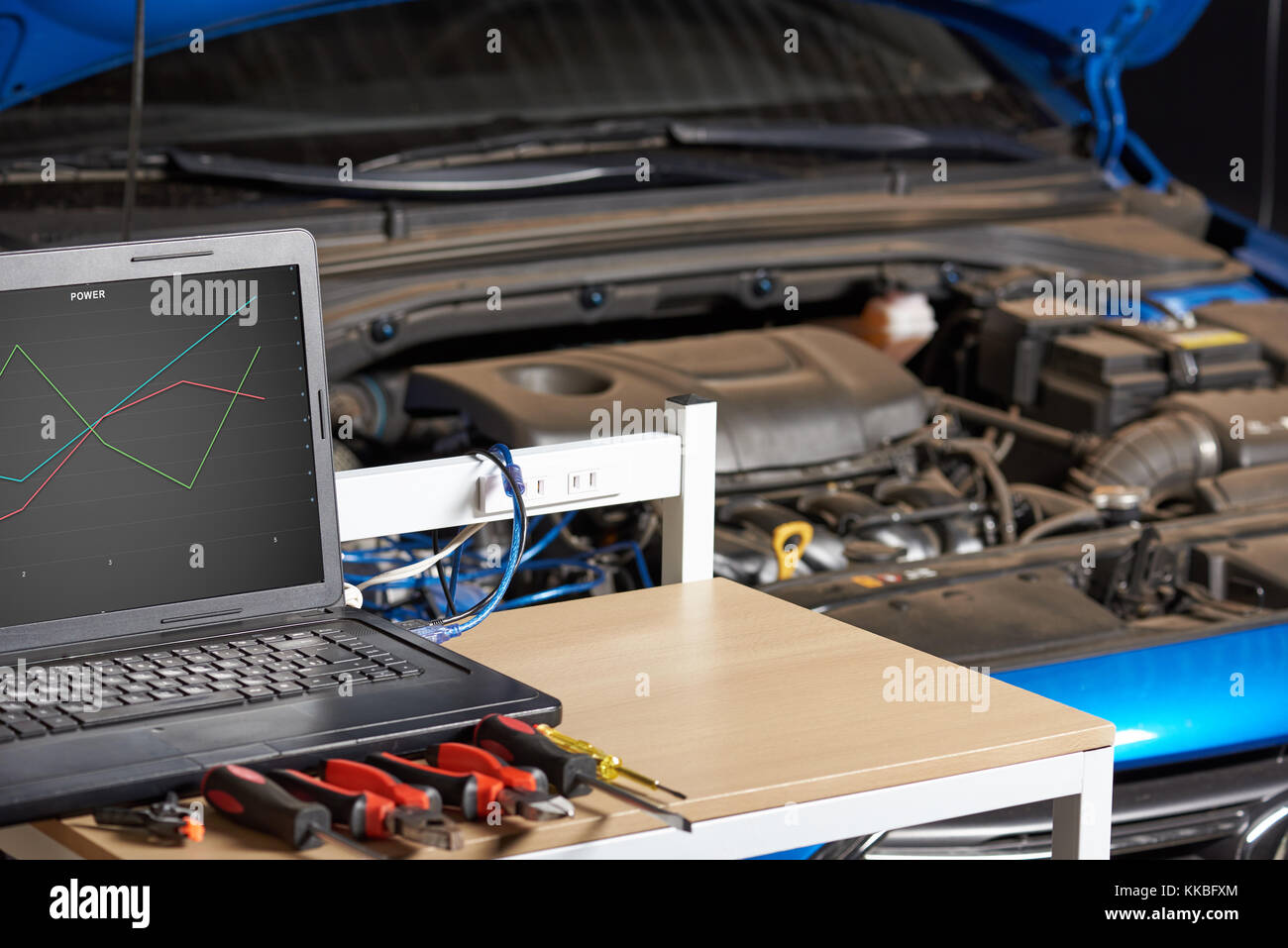 Le tableau d'outils pour le diagnostic électrique voiture voiture contexte flou sur la réparation atelier voiture. Banque D'Images