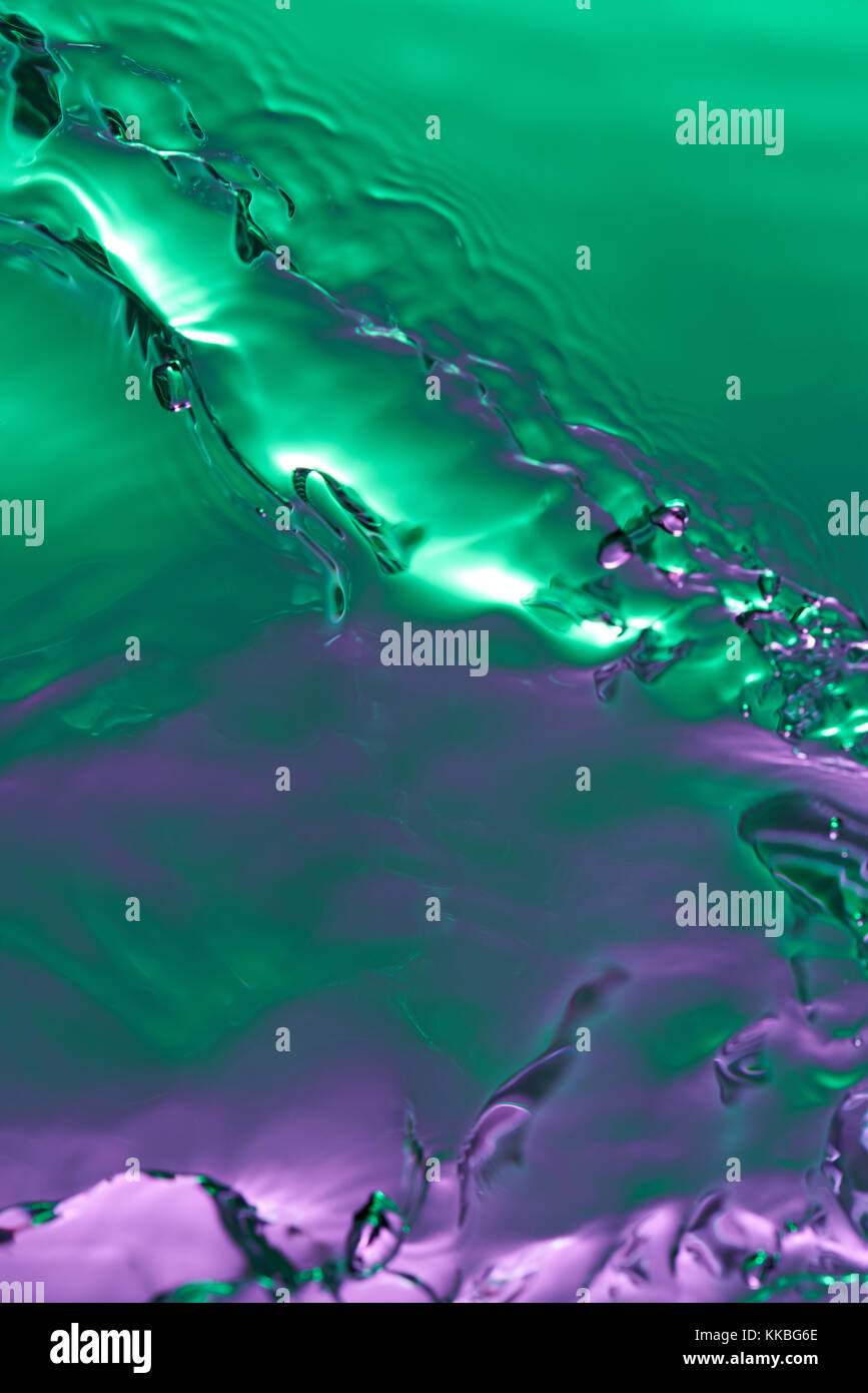 La couleur verte de l'eau. surface abstraite de gros plan sur la vague texture liquide Banque D'Images