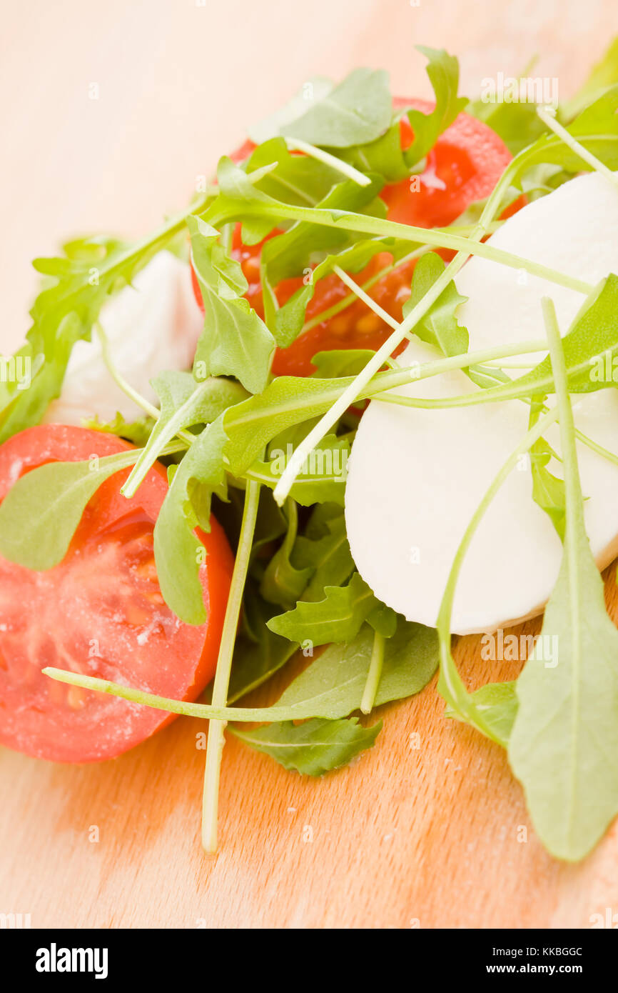 Photo de roquette tomate et mozzarella avec Banque D'Images