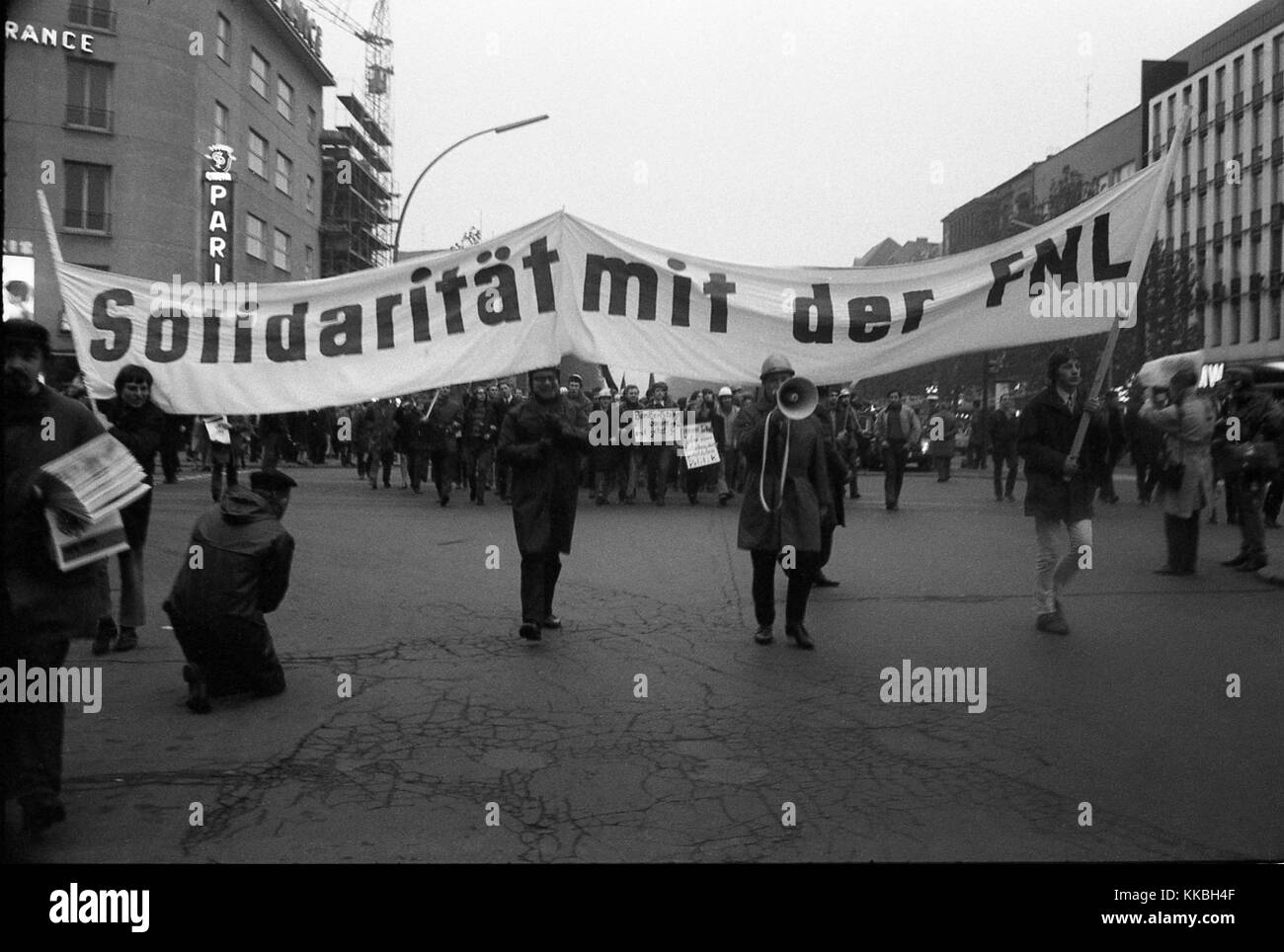 Philippe Gras / Le Pictorium - Rassemblement à Berlin en 1968 - 1968 - Allemagne / Berlin - Les démonstrations allemand terminera le 17 et 18 février 1968. À Berlin, des milliers d'étudiants de toute l'Europe s'opposent à la guerre au Vietnam et la réforme des universités. Le mouvement s'étend aux grandes villes de l'université allemande. Dans 30 villes allemandes, les manifestations d'étudiants se tournent vers la confrontation avec la police. Ce sont les émeutes de Pâques. La répression est brutale, et met un terme à des manifestations massives. La dernière a lieu à Bonn le 11 mai 1968, et réunit une centaine de thousa Banque D'Images
