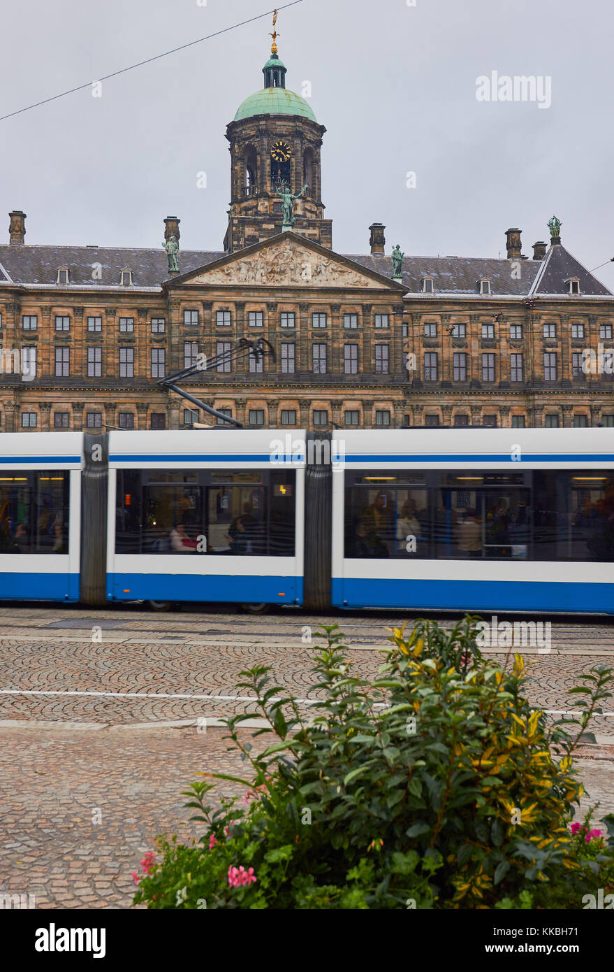 Le Tram passant le Palais Royal (1665) sur la place du Dam, Amsterdam, Pays-Bas Banque D'Images