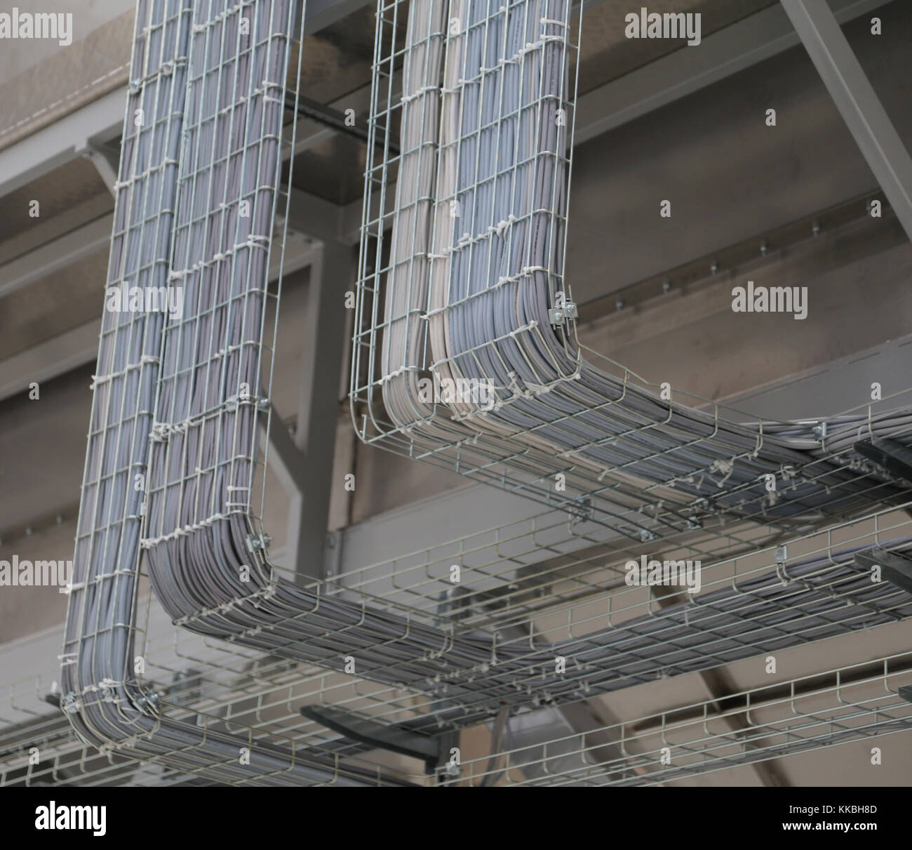 Câblage électrique et de connexion à des ordinateurs à l'intérieur d'un transporteur de câble dans l'usine moderne Banque D'Images