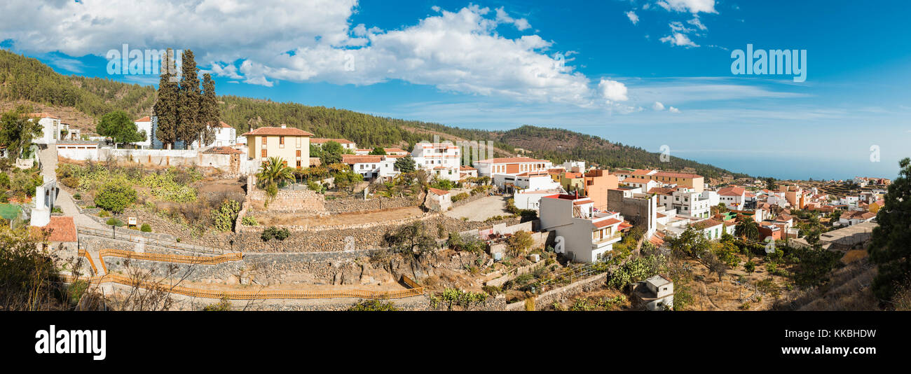 Vue sur le village de montagne de Vilaflor vers l'océan Atlantique, une destination touristique populaire sur l'île de Tenerife, Canaries, Espagne Banque D'Images