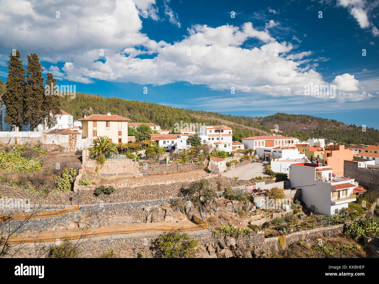 Vue sur le village de montagne de Vilaflor vers l'océan Atlantique, une destination touristique populaire sur l'île de Tenerife, Canaries, Espagne Banque D'Images Vue sur le village de montagne de Vilaflor vers l'océan Atlantique, une destination touristique populaire sur l'île de Tenerife, Canaries, Espagne Banque D'Images