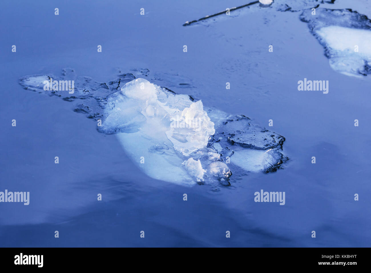 Grande glace claire sur fond bleu de l'eau d'hiver Banque D'Images