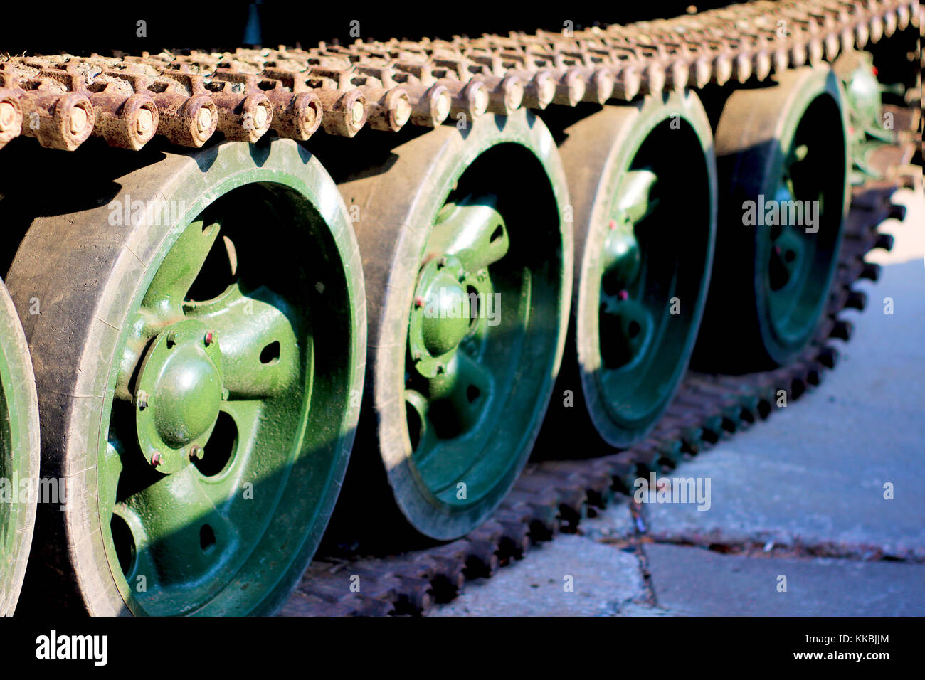 Chenille de char militaire vue en gros plan. Réservoir en acier fatigué. Banque D'Images
