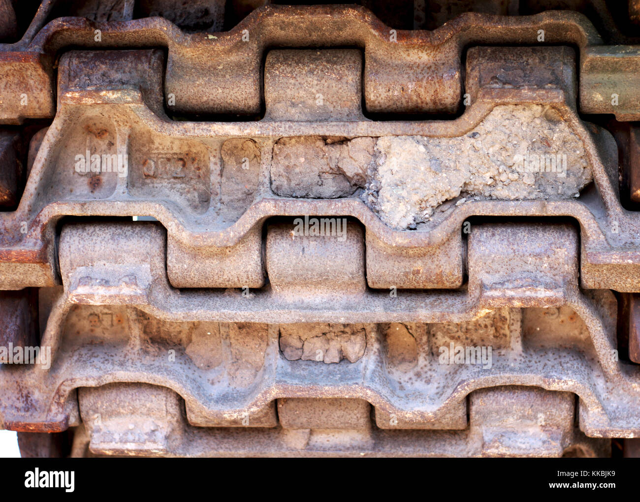 Image abstraite du réservoir des pistes. Une bande de roulement du réservoir. Les traces de pneus texturés en acier. Transport militaire. Les pneus de véhicules militaires. La texture de l'acier. Banque D'Images