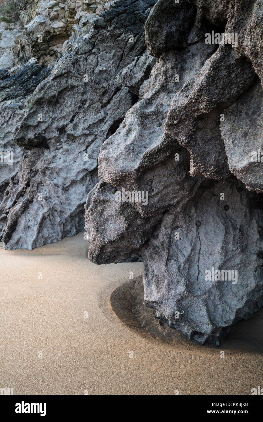 Belle image paysage intime de roches et de sable sur la plage en galles pembrokeshire broadhaven Banque D'Images