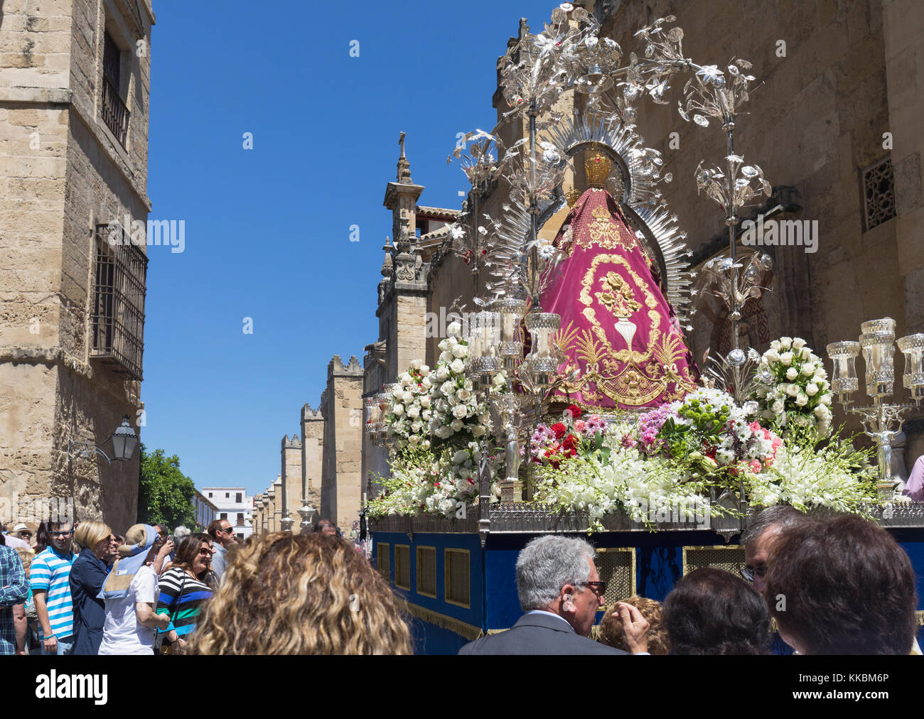 Cordoue, Province de Cordoue, Andalousie, sud de l'Espagne. Procession religieuse dans la Calle Torrijas, en passant par le mur ouest de la mosquée. L'histoire Banque D'Images