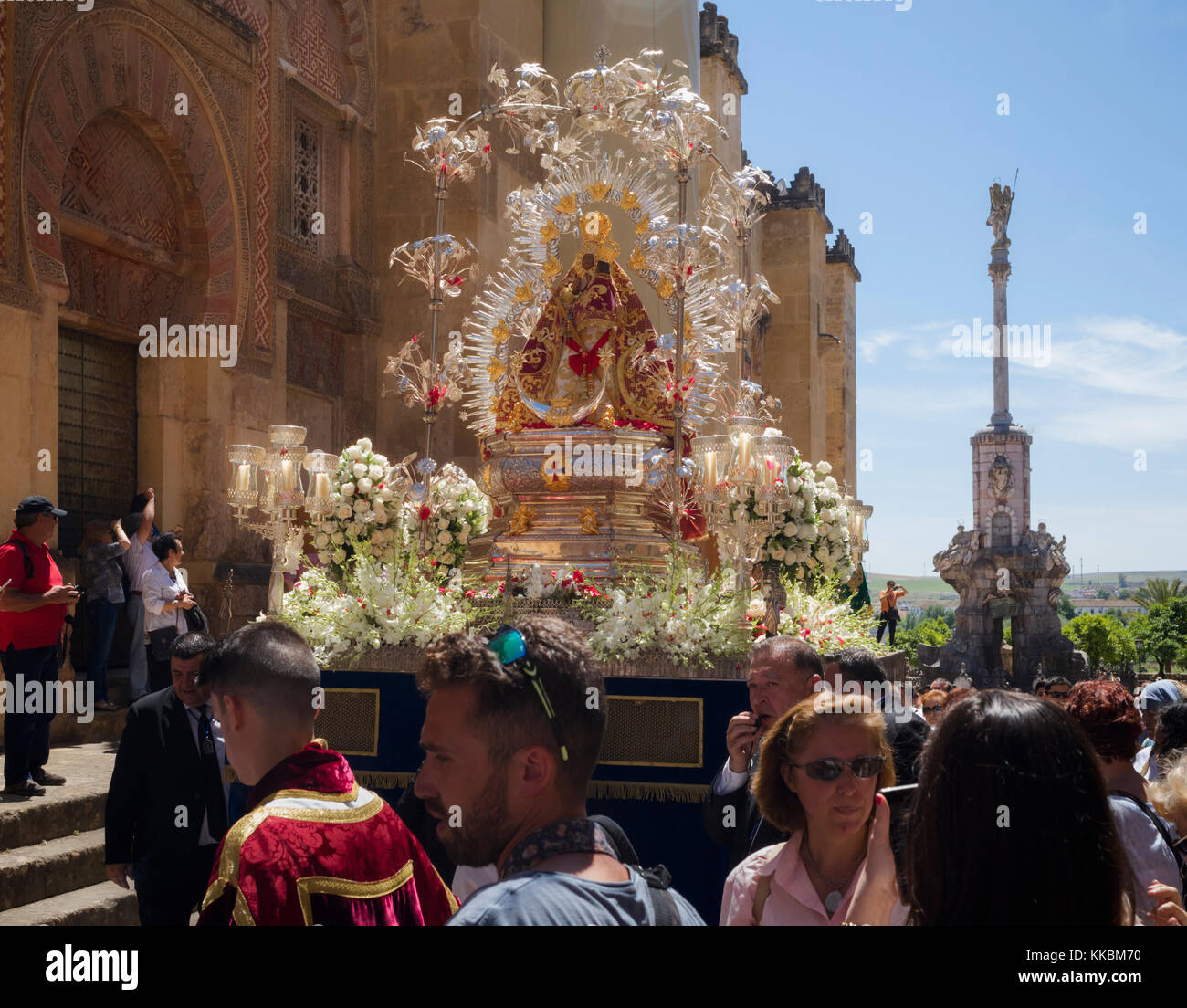 Cordoba, Cordoue, Andalousie, province du sud de l'Espagne. procession religieuse dans la calle torrijas, en passant par le mur occidental de la mosquée. L'histor Banque D'Images