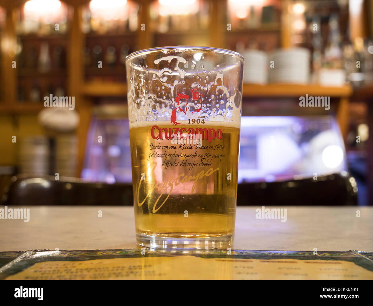 Demi ivre verre de bière espagnole Cruzcampo dans un bar im Séville Espagne Banque D'Images