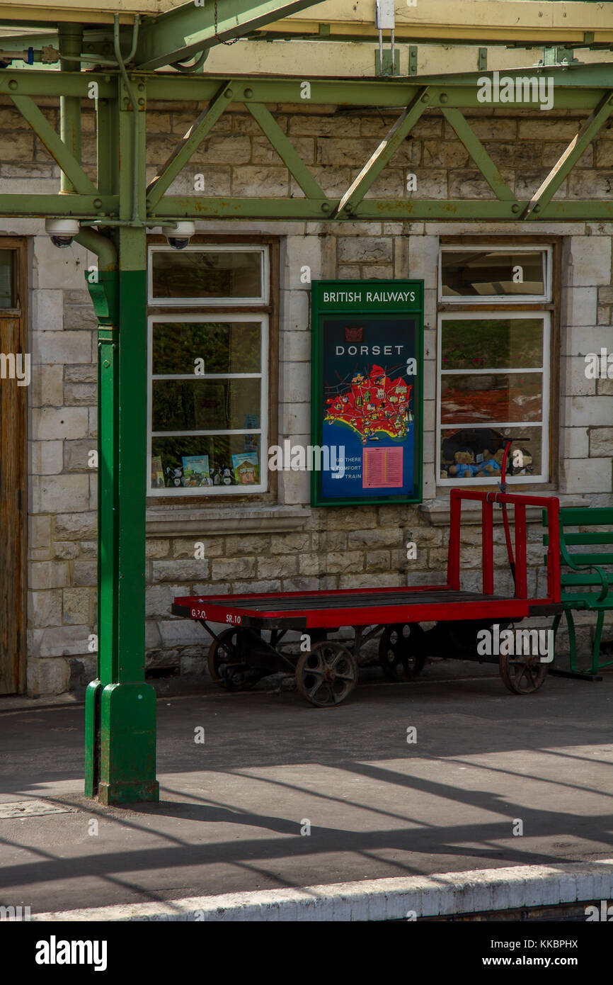 Chariot à bagages et plate-forme à la gare de chemin de fer à vapeur de Swanage, Angleterre, 2017. Banque D'Images