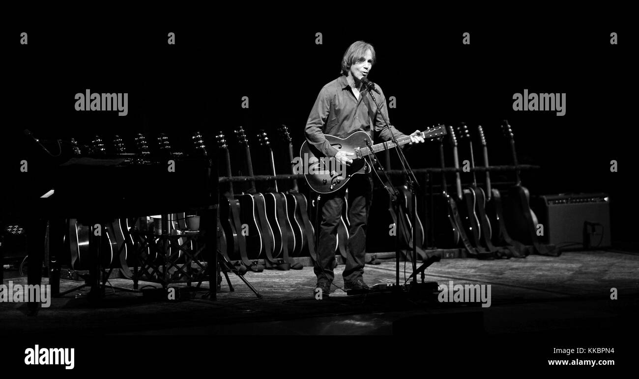 SAVANNAH GA - 14 JANVIER : Jackson Brown se produit au Johnny Mercer Theatre le 14 janvier 2016 à Savannah, Georgia People : Jackson Brown Banque D'Images