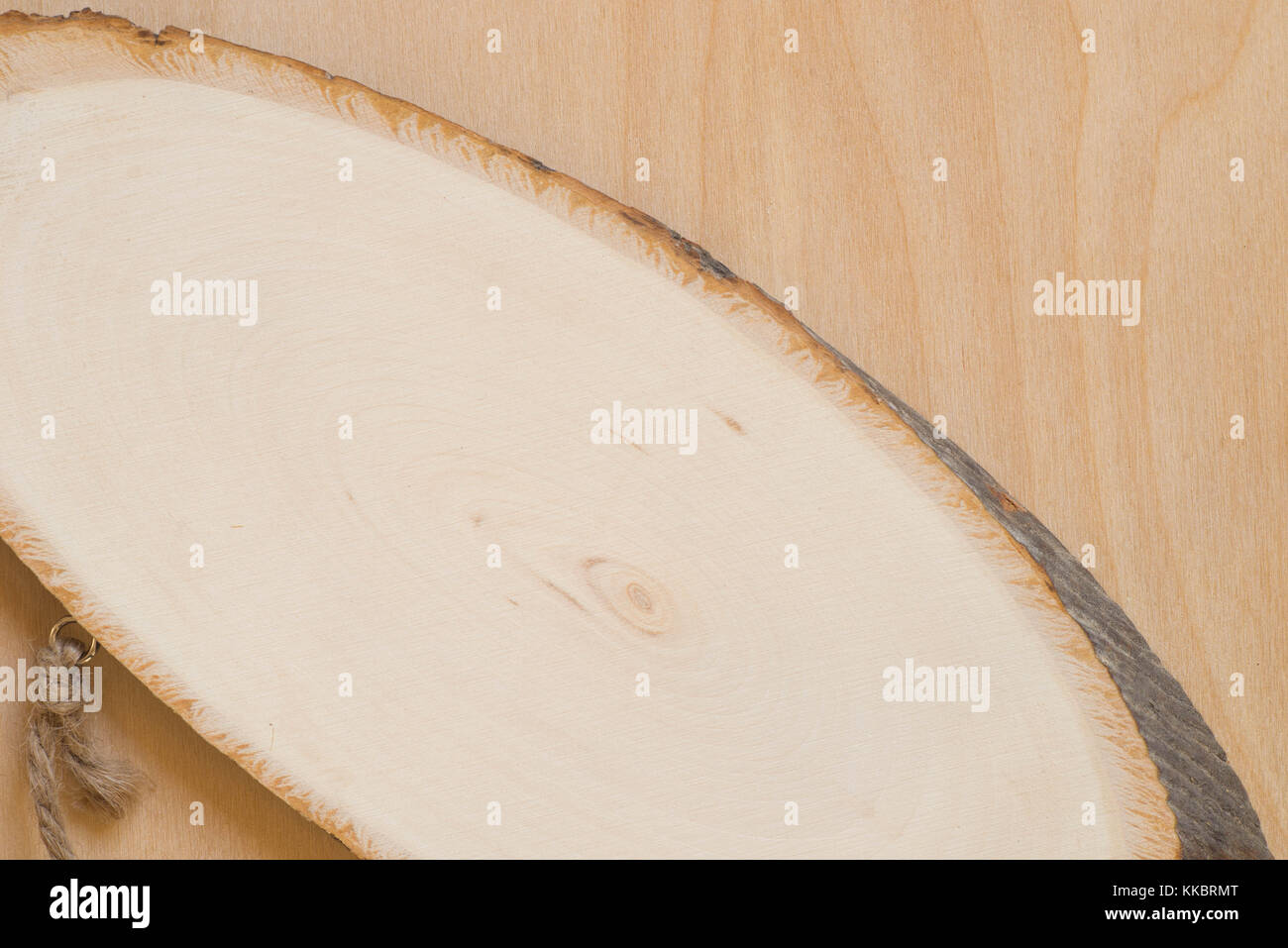 La forme ovale en bois beige sur fond de bois Banque D'Images