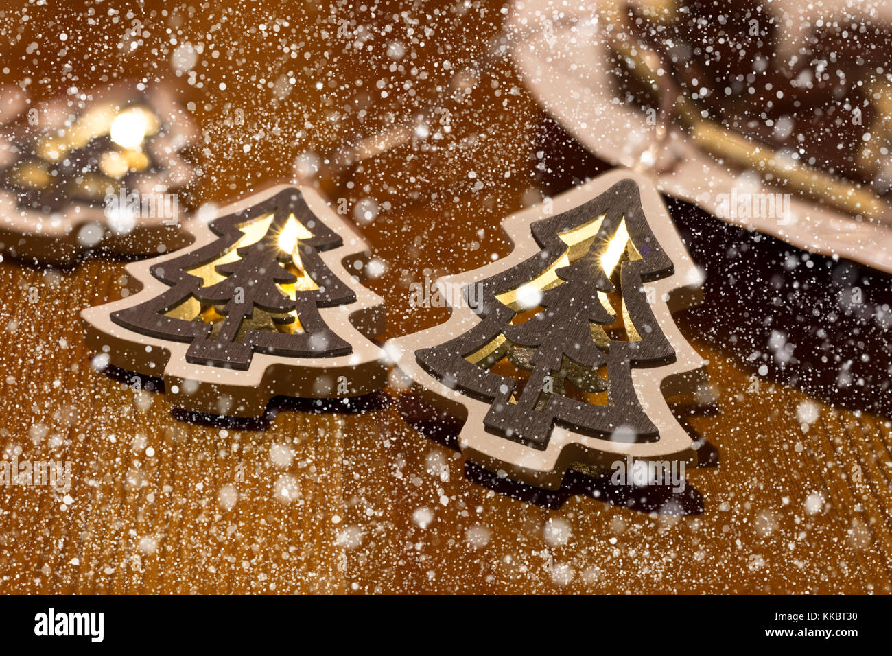 Les lumières d'arbre de Noël sur une table et la neige Banque D'Images