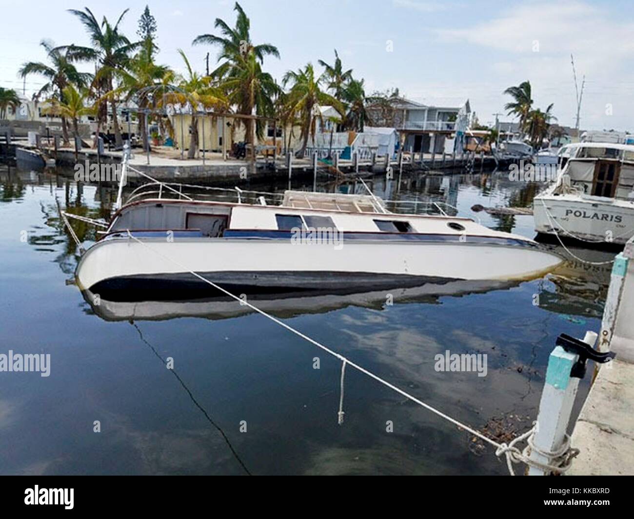 Un bateau coulé et endommagés suite à l'ouragan l'irma du 16 septembre 2017, à Marathon, Floride. (Photo par Stephen b. lehmann via planetpix) Banque D'Images