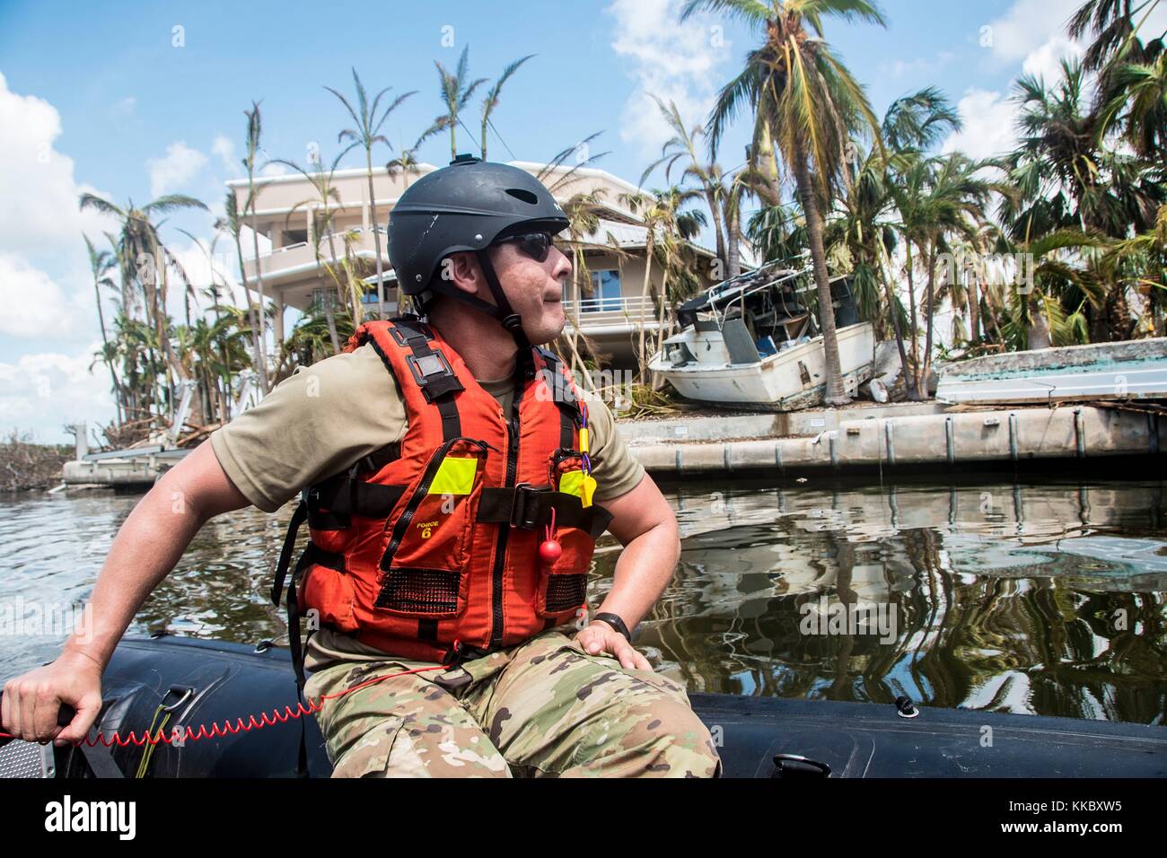 Un soldat de l'armée américaine un quartier endommagé au cours des efforts de secours à la suite du cyclone irma 13 septembre 2017 dans scout key, en Floride. (Photo de Carmen fleischmann par planetpix) Banque D'Images