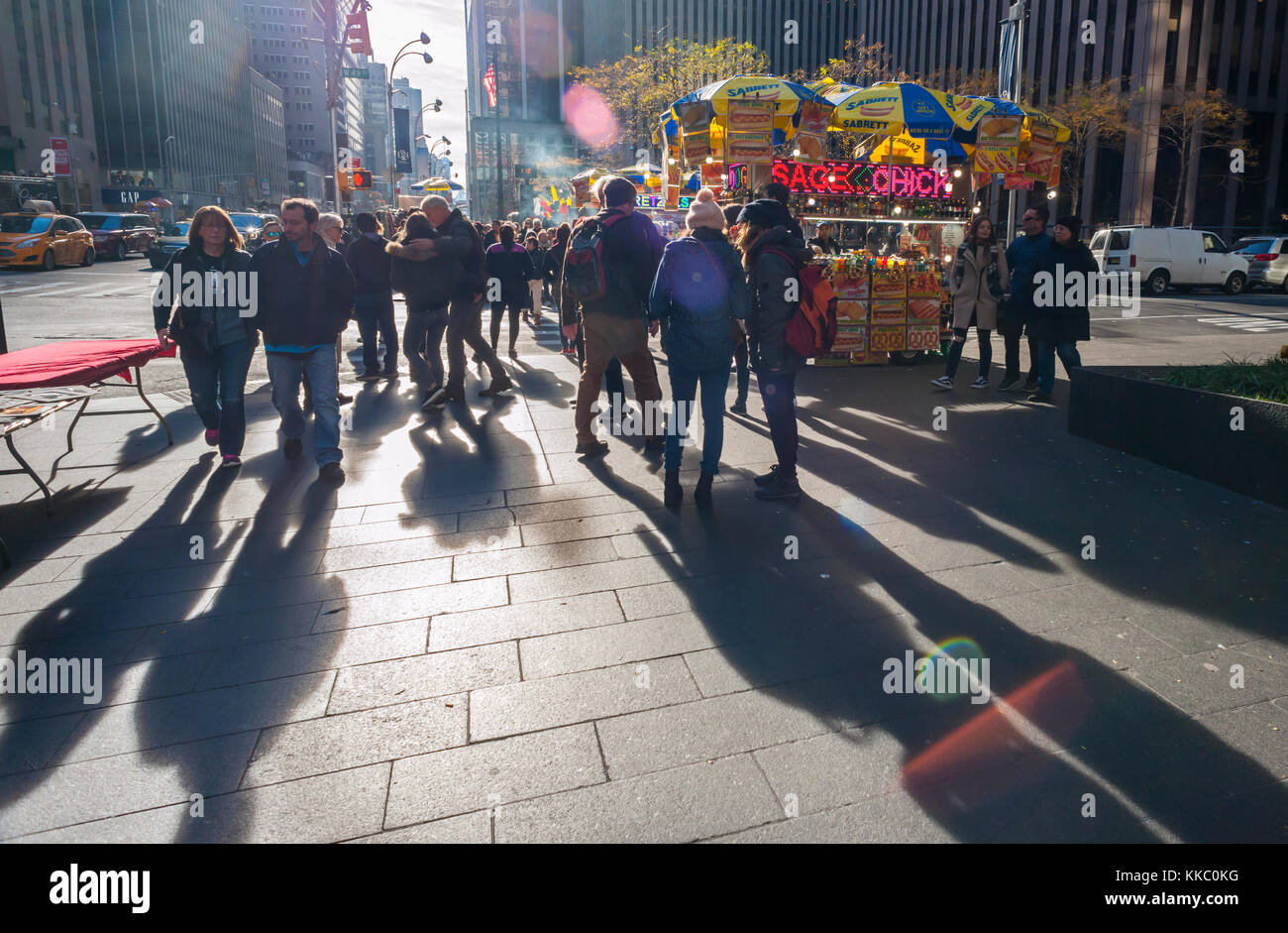 Des hordes de visiteurs de Midtown à New York à la recherche d'aubaines le dimanche, Novembre 26, 2017 Le vendredi noir sur Fin de semaine pendant la saison des achats de Noël. (© richard b. levine) Banque D'Images